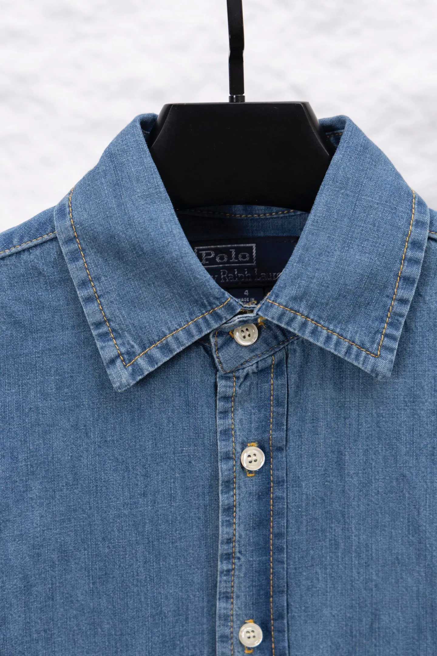 P220 model number/F150 Rah Lauren colorful small logo embroidered denim shirt. Same style for men and women. Complete with three labels. Full set of packaging. Official website details are consistent. Made of denim fabric. The denim fabric has been treated with a special process, and the texture is soft but not stiff. Ready-made clothes are washed. Skin-friendly and comfortable. Classic and invincible. Suitable for business and leisure. Collar buttons. Different currencies. All fabric accessories are original and the details are very good. Color: denim blue Size: S M L XL